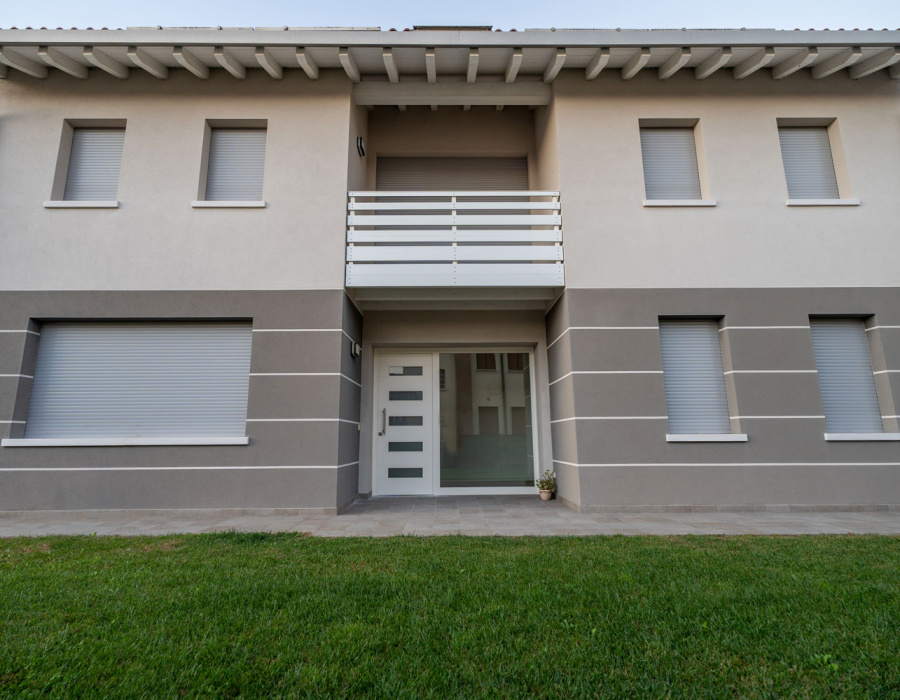 Iso Siloxan Intonaco, compact anti -leg compact acrylsiloxanic coating. Private Villa, Caerano di San Marco, Italy